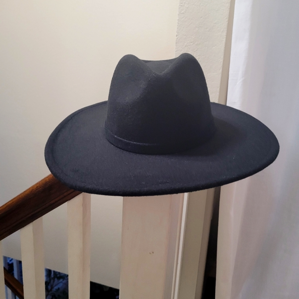 Wide rim Pana hat- brand new!